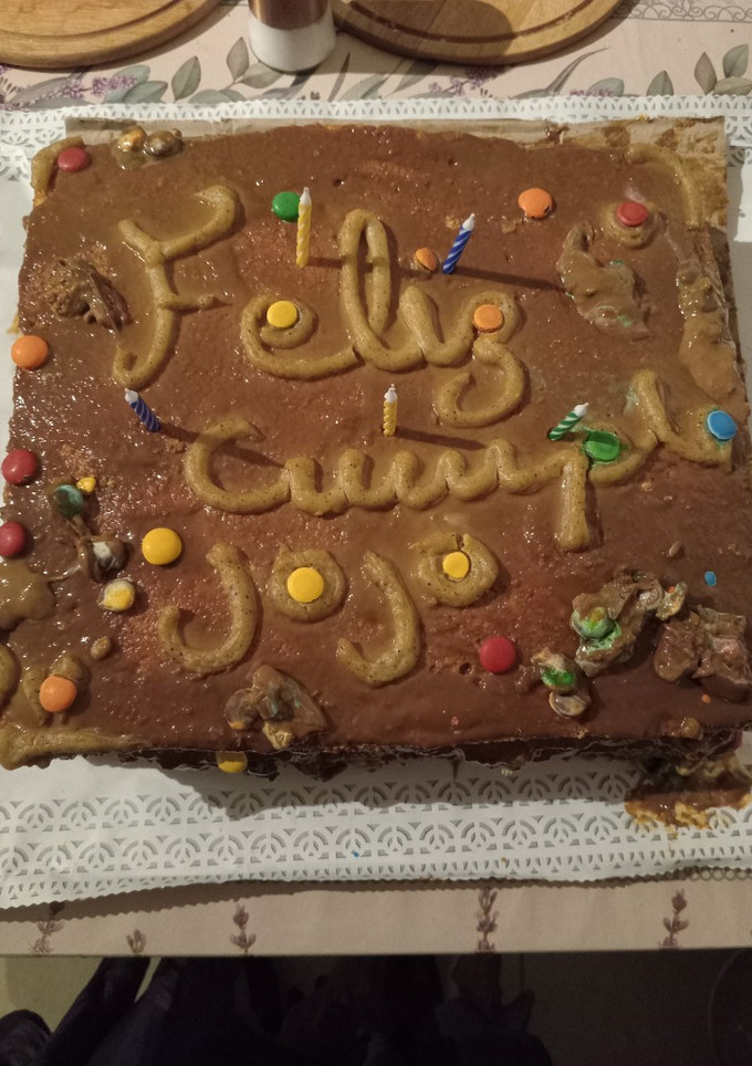 Una foto de Torta con piña y rocklets de colores