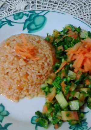 صورة لوصفة طريقة عمل رز بالبندورة وسلطه الجزر
