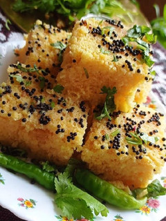 सूजी बेसन ढोकला (sooji besan dhokla recipe in Hindi) रेसिपी मुख्य फोटो