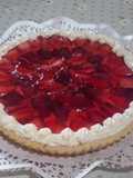 Tarta rellena de crema chantilly y frutillas😀