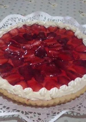 Una foto de Tarta rellena de crema chantilly y frutillas😀