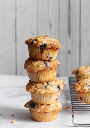 Hình của món Moist Blueberry Crumb Muffins.