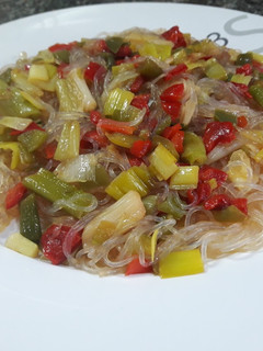 Una foto de Fideos (judía mungo) con verduras y salsa de ostras
