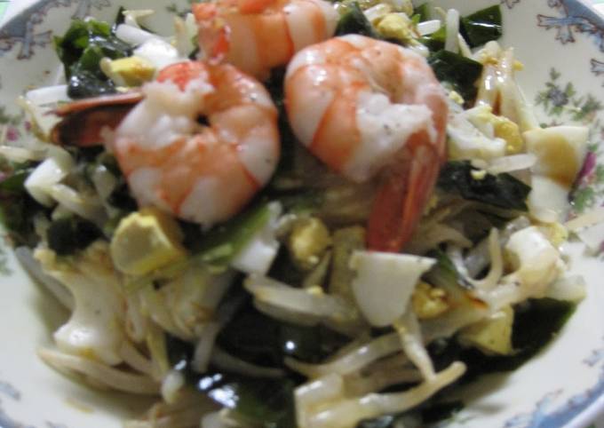 Bean Sprout and Wakame Seaweed Salad