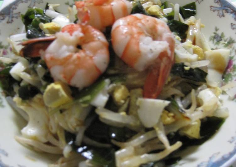Bean Sprout and Wakame Seaweed Salad