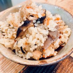 A picture of Rice seasoned with soy sauce and boiled with chicken and savory vegetables.