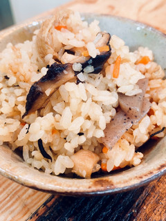 A picture of Rice seasoned with soy sauce and boiled with chicken and savory vegetables.