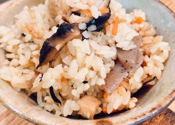 How to Cook Yummy Rice seasoned with soy sauce and boiled with chicken and savory vegetables