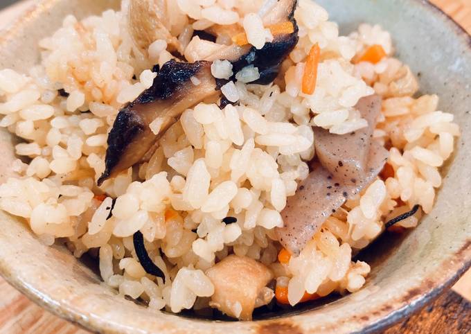 Rice seasoned with soy sauce and boiled with chicken and savory vegetables