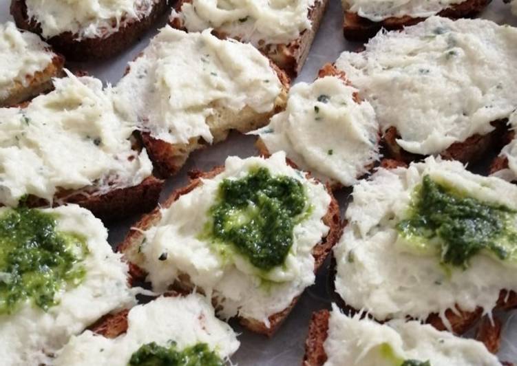 Baccalà mantecato su crostini di pane di toscano