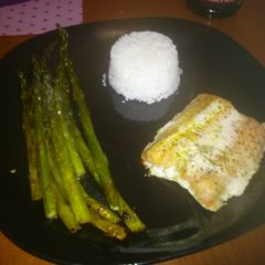 A picture of Rebekah's Oven baked salmon and asparagus..