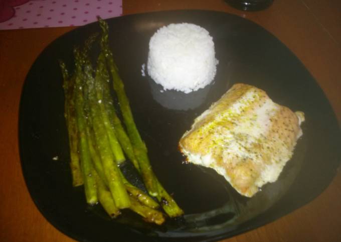 Rebekah's Oven baked salmon and asparagus.