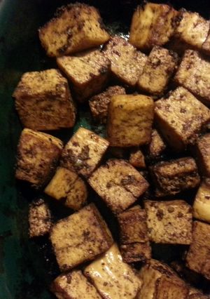 A picture of balsamic garlic tofu.