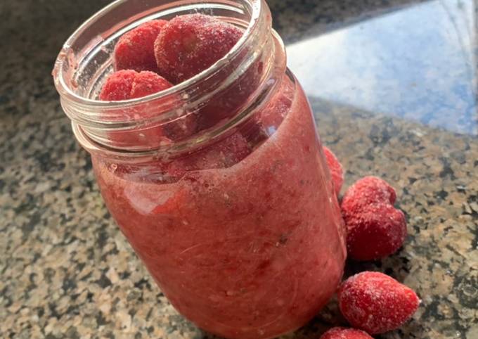 The BEST Strawberry Smoothie