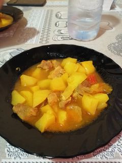 Una foto de Carne con patatas en olla exprés 🍲
