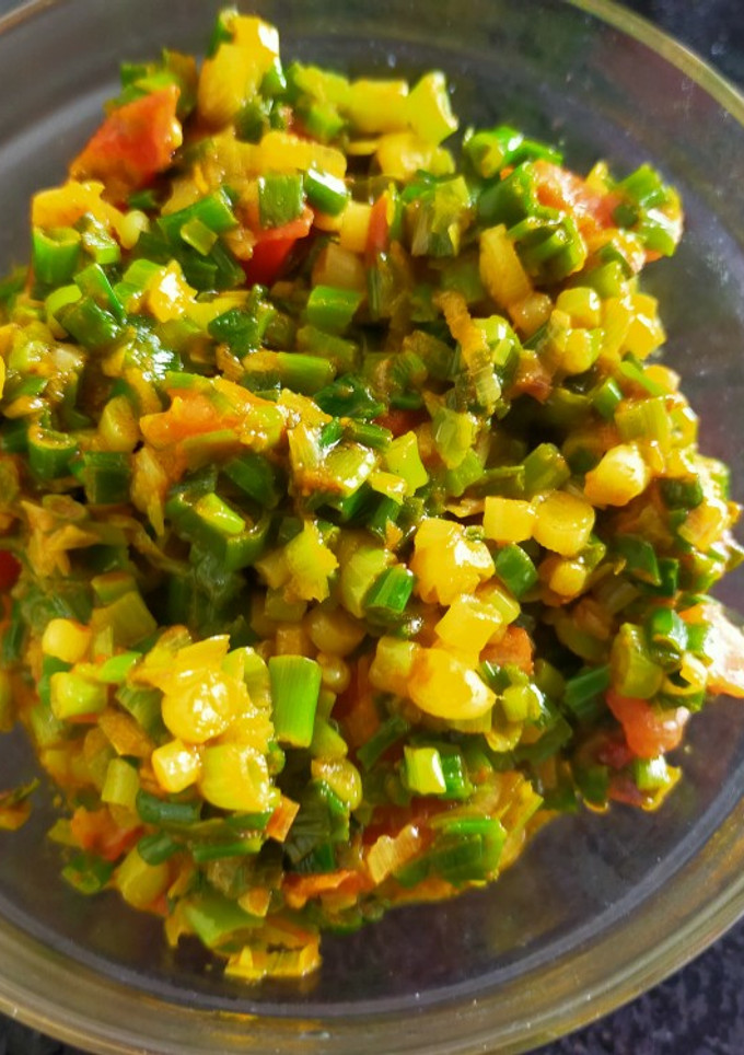 A picture of Spring Onions with Tomato.
