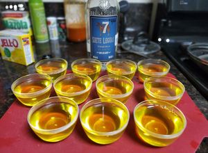 Una foto de Gelatina de limón con tequila