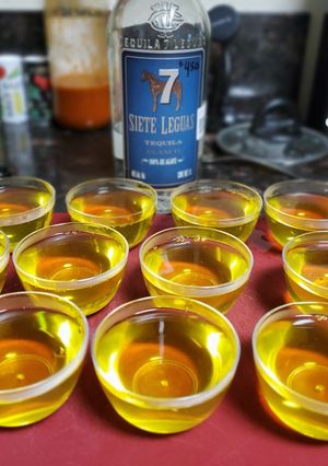 Una foto de Gelatina de limón con tequila