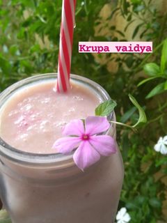 રોઝ બનાના શેક (Rose Banana Shake recipe In Gujarati) રેસીપી મુખ્ય ફોટો