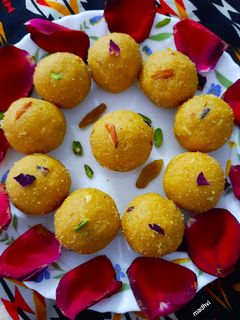 बेसन सूजी के लड्डू (Besan suji ke laddu recipe in hindi) रेसिपी मुख्य फोटो