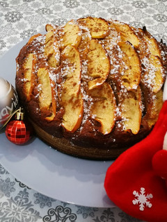 Una foto de Bizcocho de manzana, coco y nueces 🍰