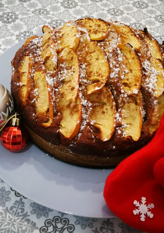 Una foto de Bizcocho de manzana, coco y nueces 🍰