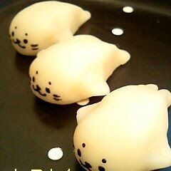 A picture of Wagashi Shaped Like Shirotan the Seal.