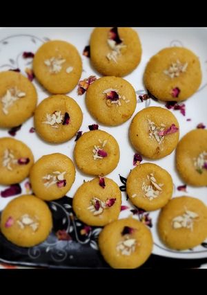 केसरी पेड़ा (kesari peda recipe in Hindi) रेसिपी मुख्य फोटो
