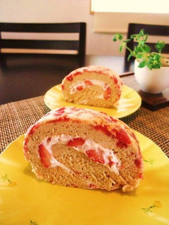 A picture of Berry Berry Roll Cake.