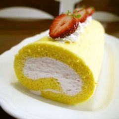 A picture of Fluffy Strawberry Cream Swiss Roll.