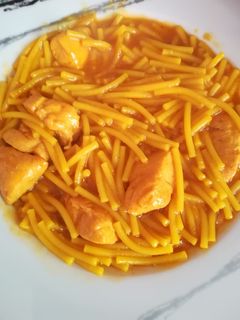 Una foto de Fideos con pollo