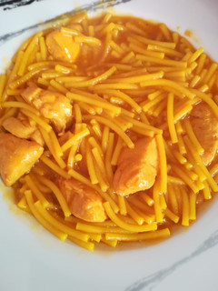 Una foto de Fideos con pollo