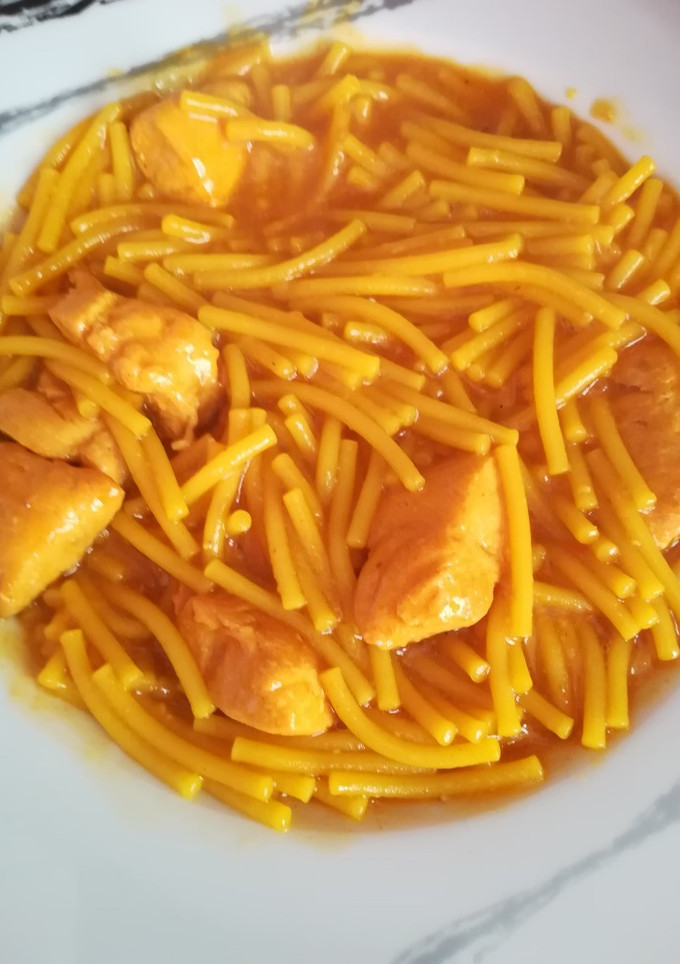 Una foto de Fideos con pollo