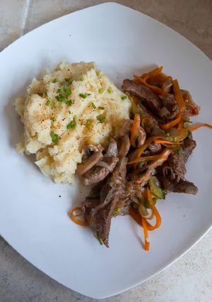 Una foto de Carne con verduras salteadas🥘