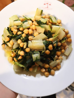 Una foto de Garbanzos salteados con acelga y ajo