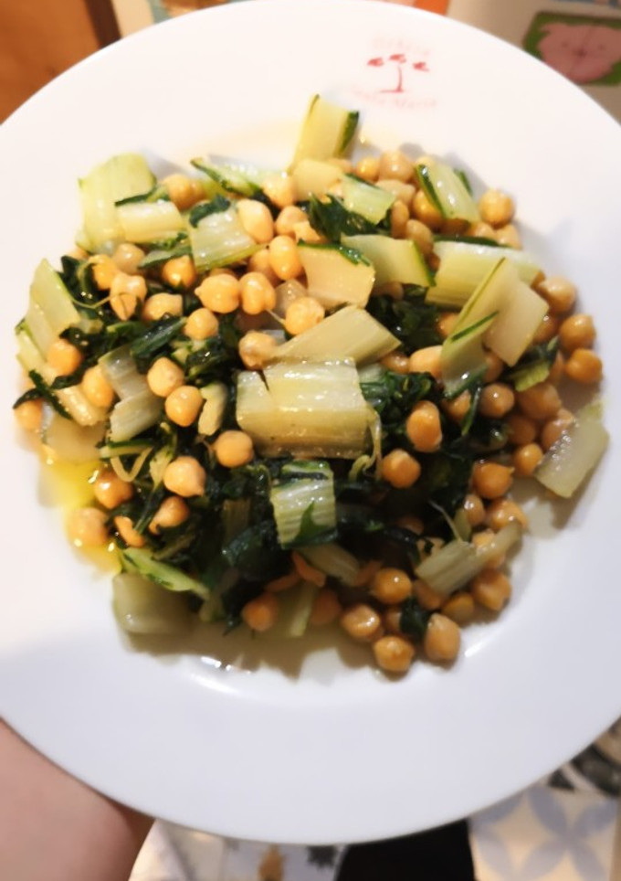 Una foto de Garbanzos salteados con acelga y ajo