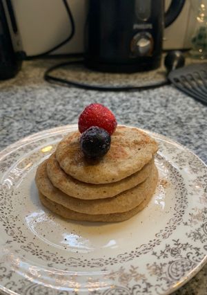 Una foto de Pancakes de manzana y canela saludables sin azúcar