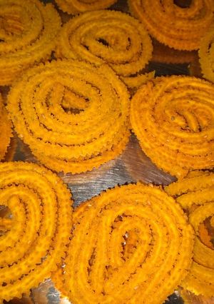 दिवाळी विशेष दही लसणाच्या गरम-गरम,खमंग,खुसखुशीत चकल्या (dahi lasun chya chaklya recipe in marathi) रेसिपी चे मुख्य फोटो 