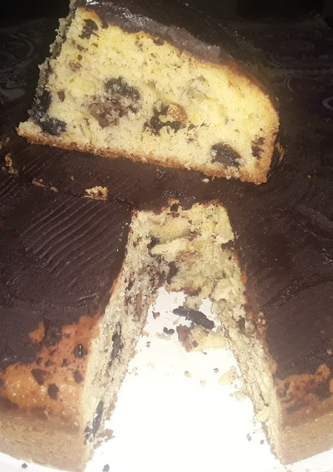 Una foto de Torta matera de limón con chips, de 🍫nueces y pasas de uva..😍