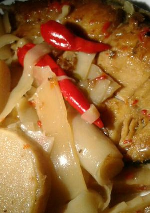 Hình của món Cá thu kho măng cay.