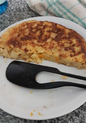 Una foto de Tortilla de papas rellena con cheddar