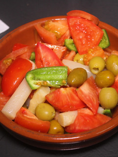 Una foto de Ensalada de tomate y pimiento con espárragos