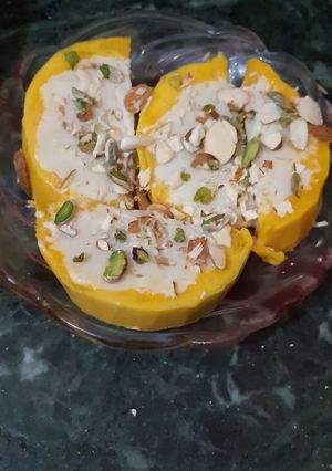 A picture of Mango kulfi with rabri.