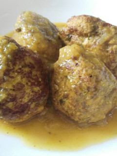Una foto de Albóndigas en crema de calabacín y cúrcuma