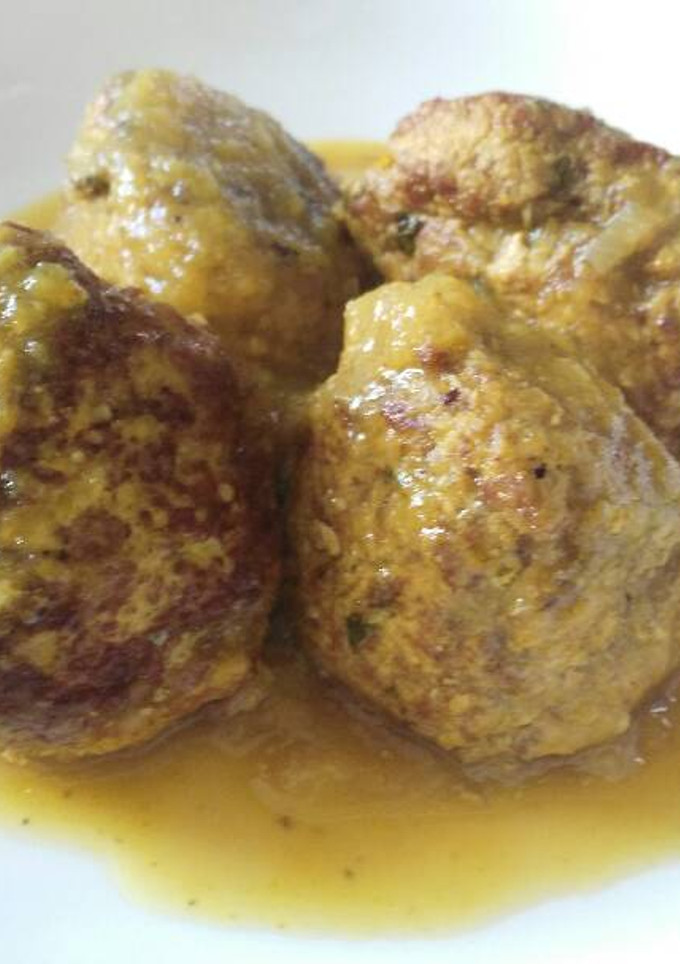Una foto de Albóndigas en crema de calabacín y cúrcuma