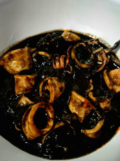 Una foto de OLLA GM: Calamares en su tinta