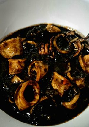 Una foto de OLLA GM: Calamares en su tinta