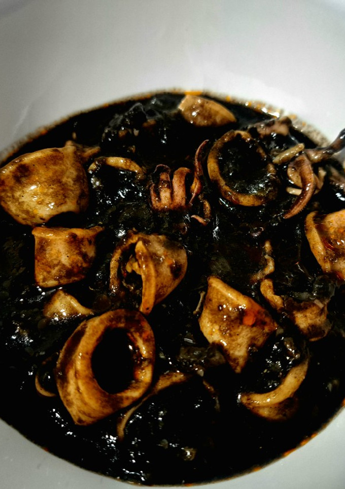 Una foto de OLLA GM: Calamares en su tinta