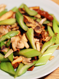 蘑菇豆干炒芹菜 的食譜成品照片