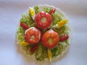 Una foto de tomates rellenos con arroz y carne